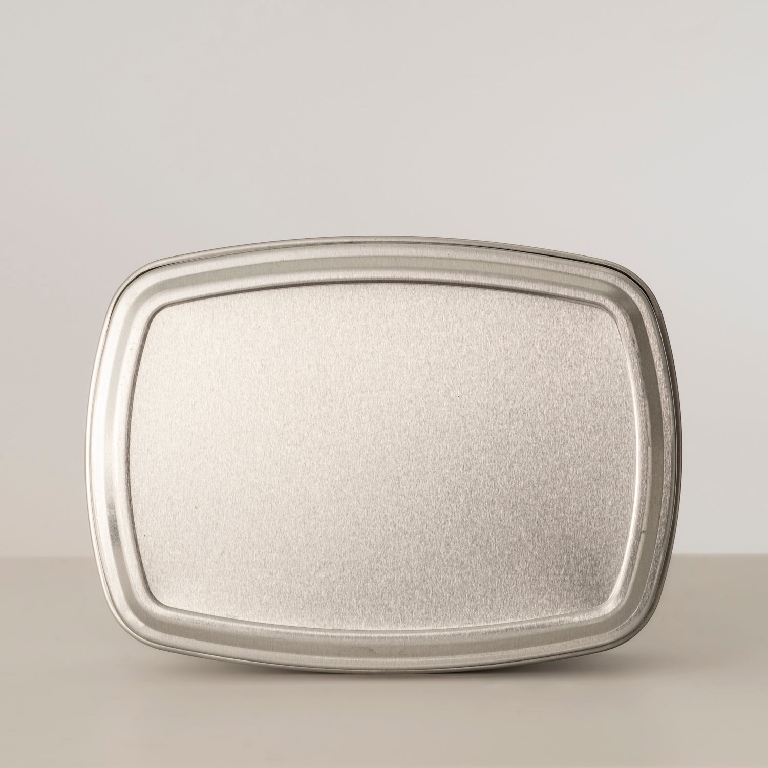 Recyclable and resuable alluminium travel tin to protect your shampoo bars.